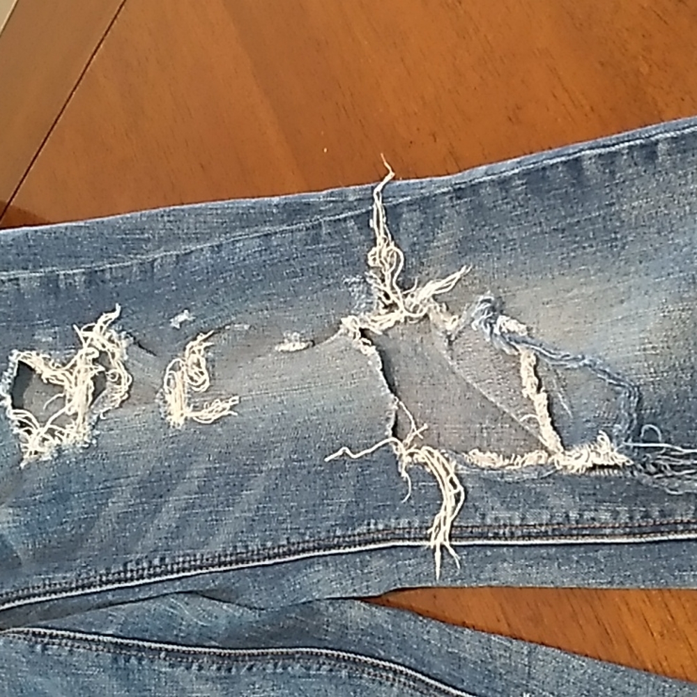 American Eagle Distressed Cropped Stretch Jeans. Size 4 - Picture 12 of 13